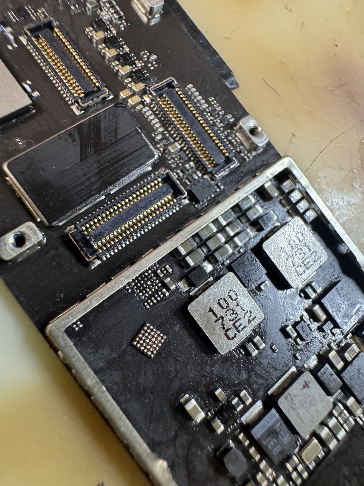 iPad 5の交換した充電回路のコントローラIC周辺