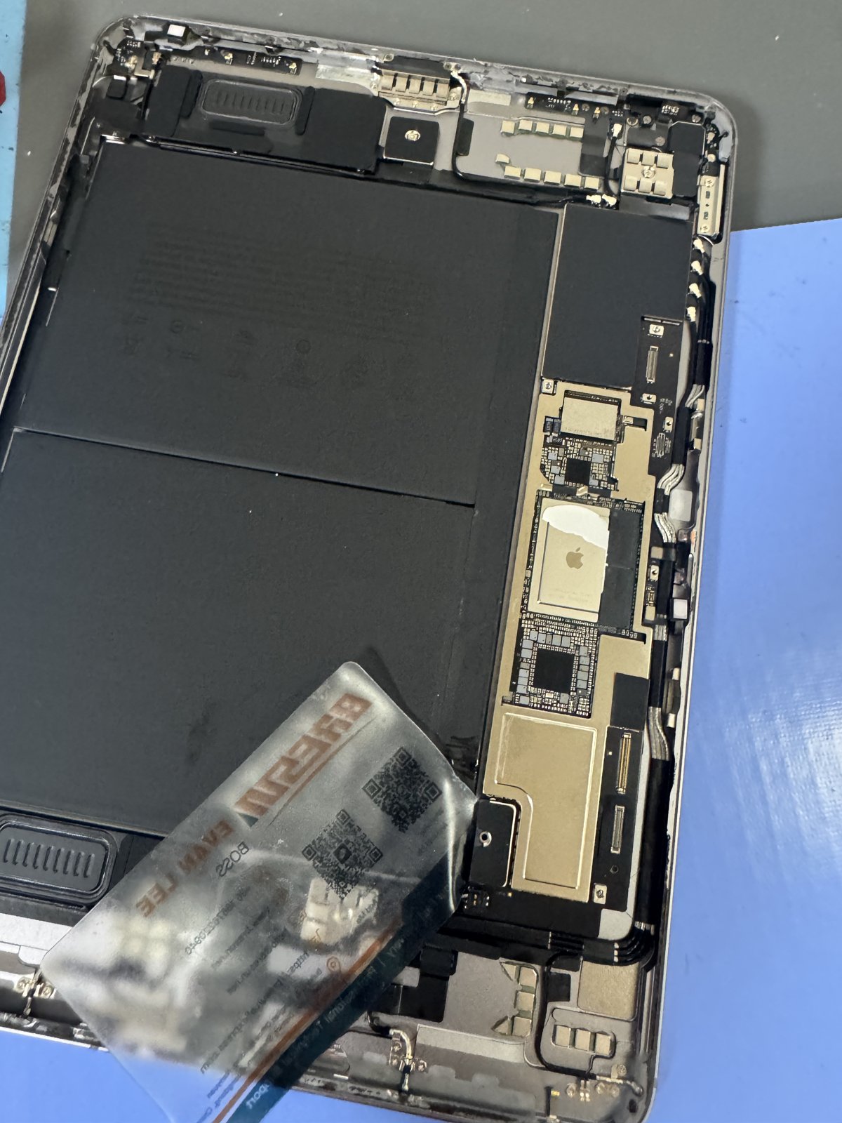 iPad Air 11inch（M2）の本体を開けて基板が見える状態