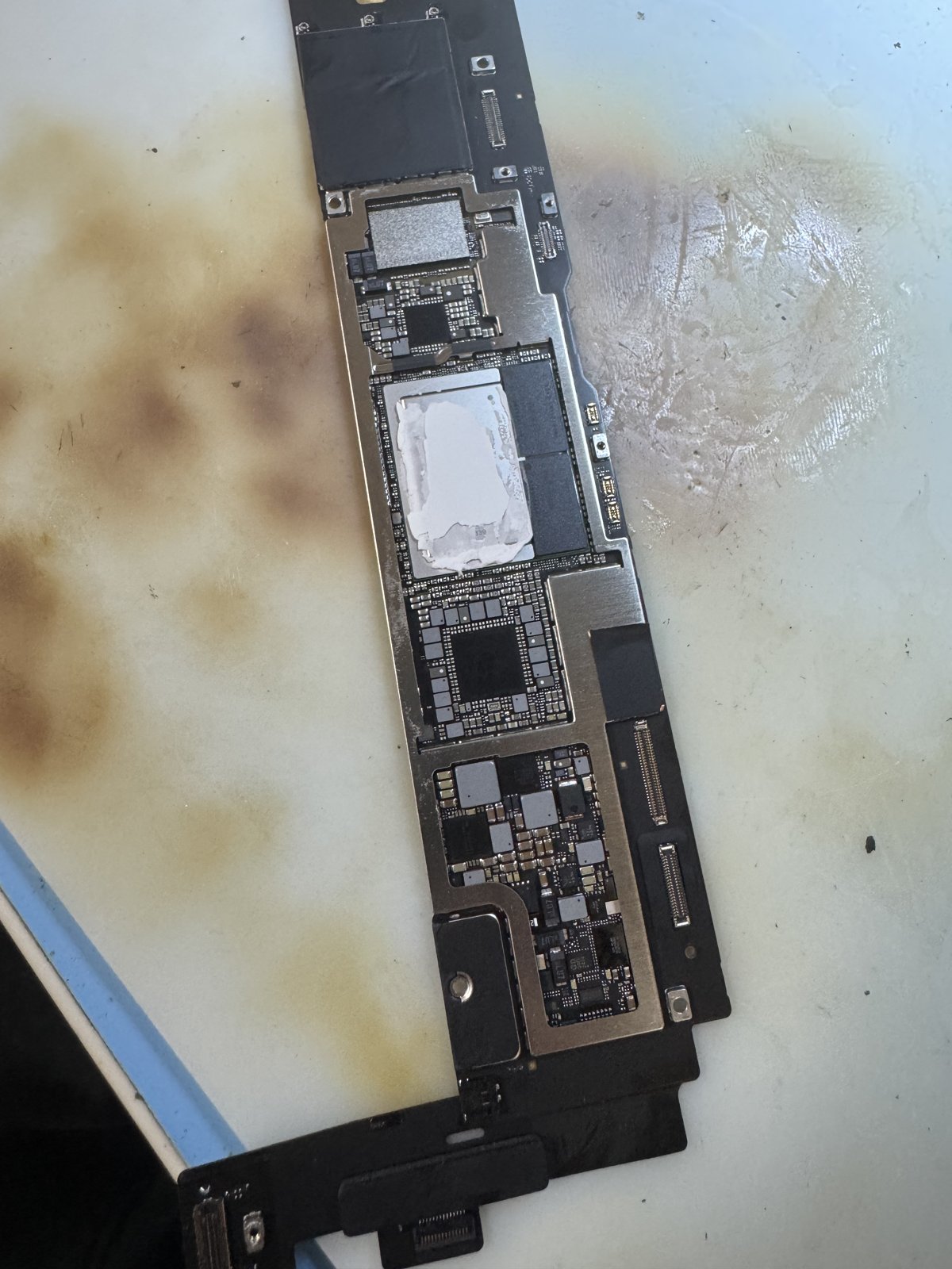 iPad Air 11inch（M2）A2902から取り出した基板全体