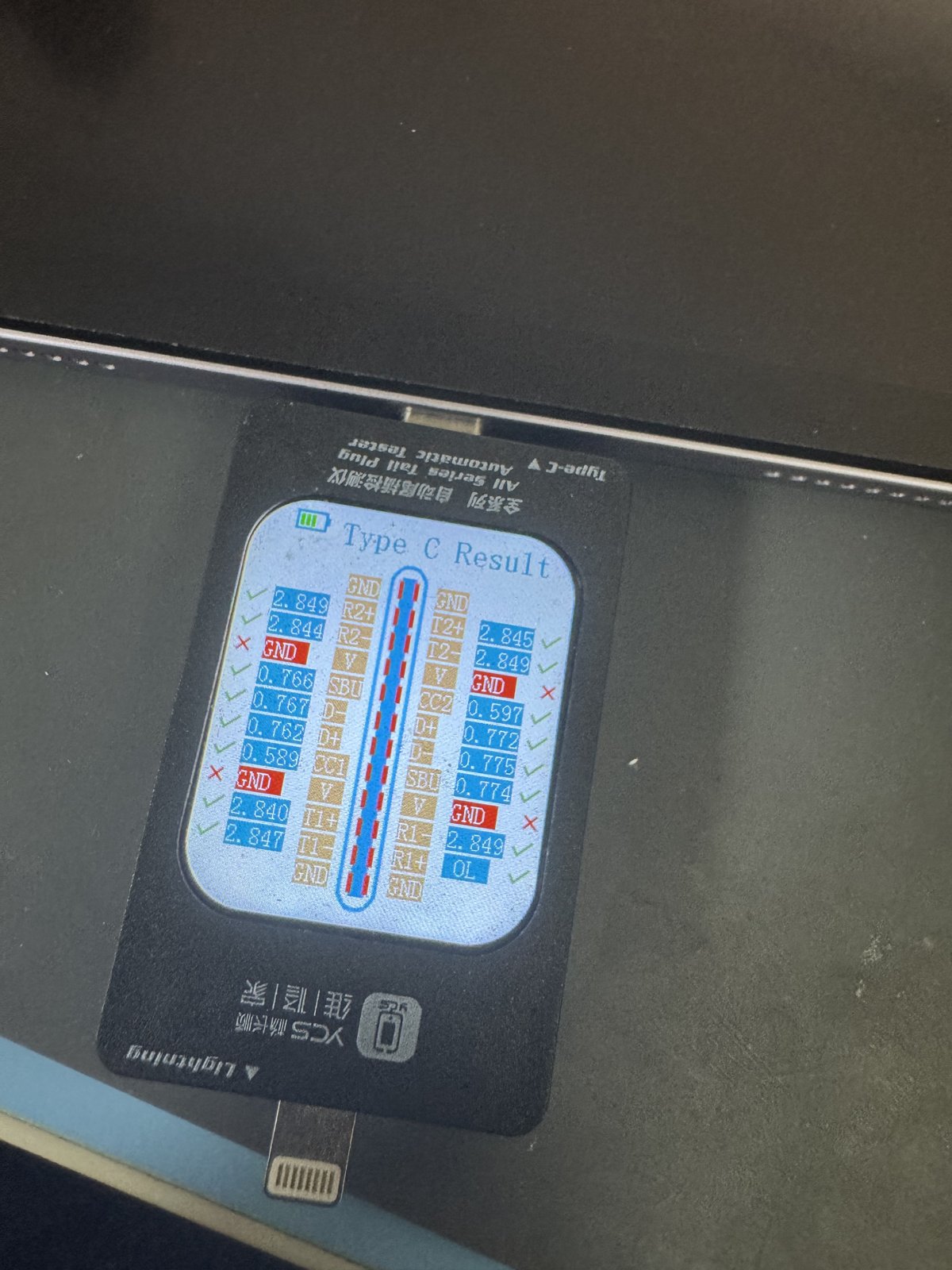分解前にドックコネクターのチェッカーで測定した画面。一部の項目に×が表示されている