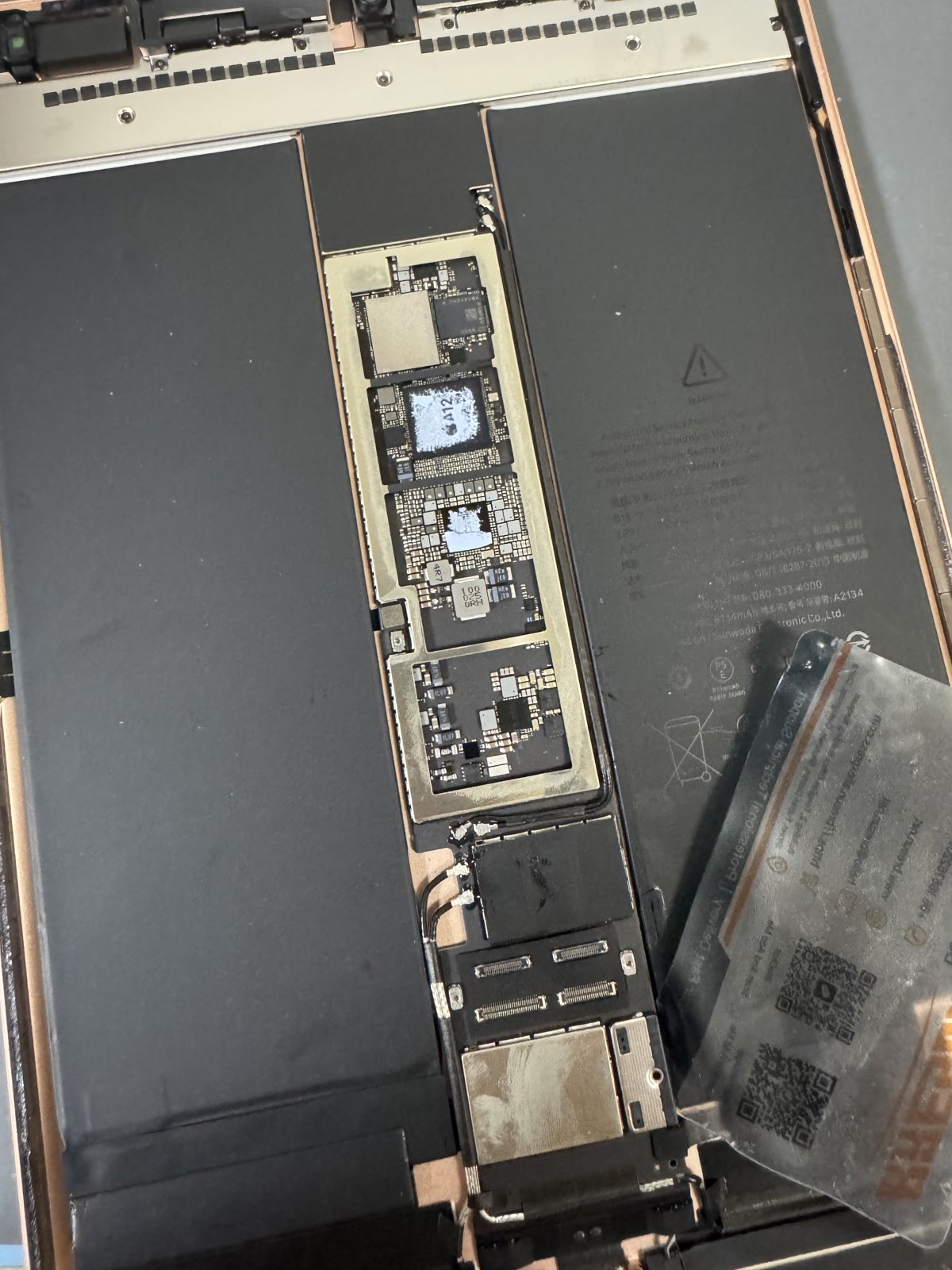iPad Air 3の本体を開けて基板が見える状態