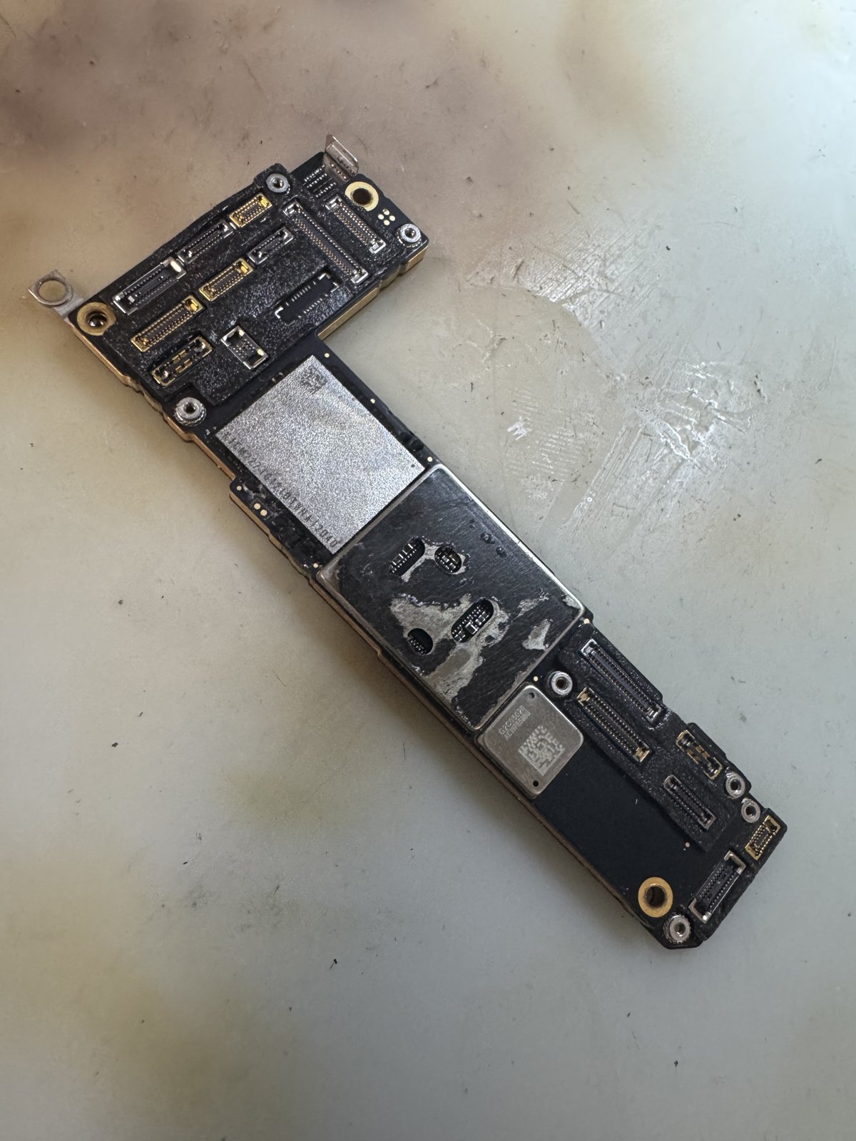 iPhone 12から取り出した基板の片面