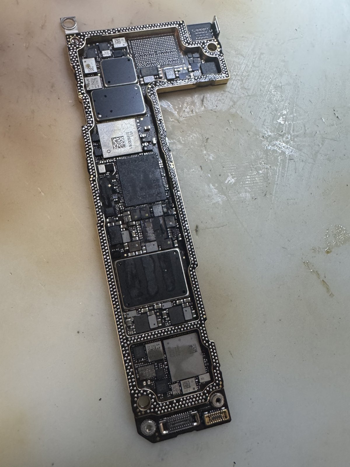 iPhone 12から取り出した基板のもう片面