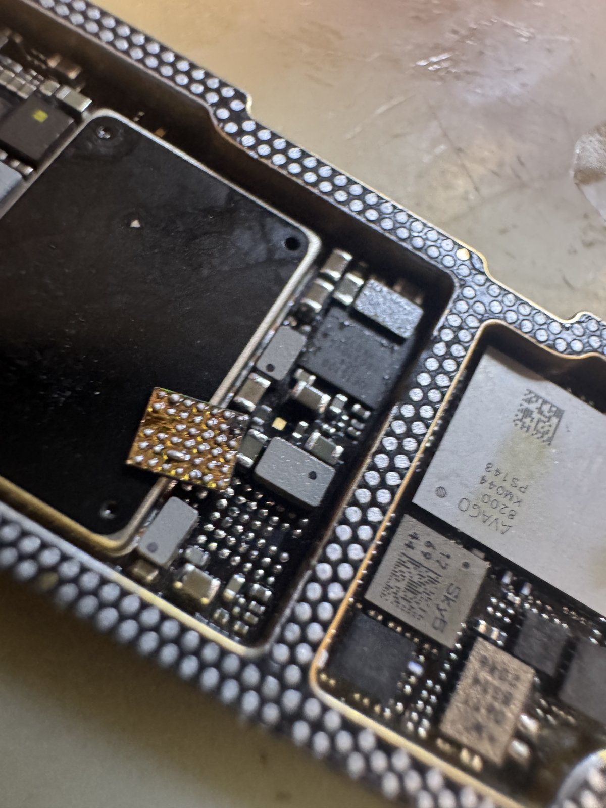 iPhone 12基板からICを取り外した状態