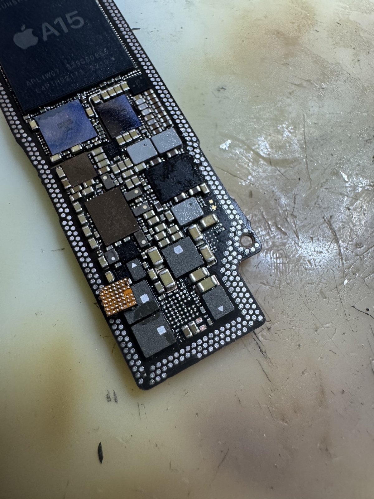 画面表示ICを交換した後のiPhone 13 miniの基板