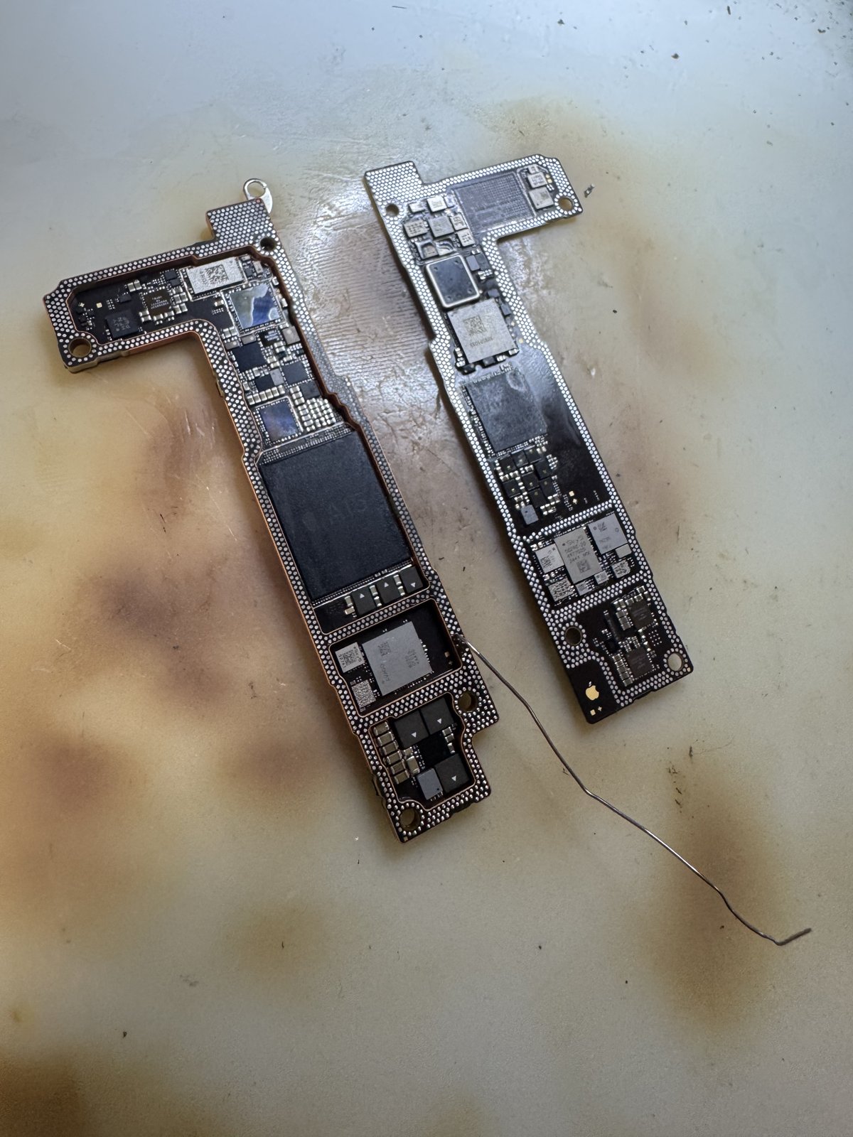 iPhone 14（A2882）の本体から取り出した基板2枚を並べた状態