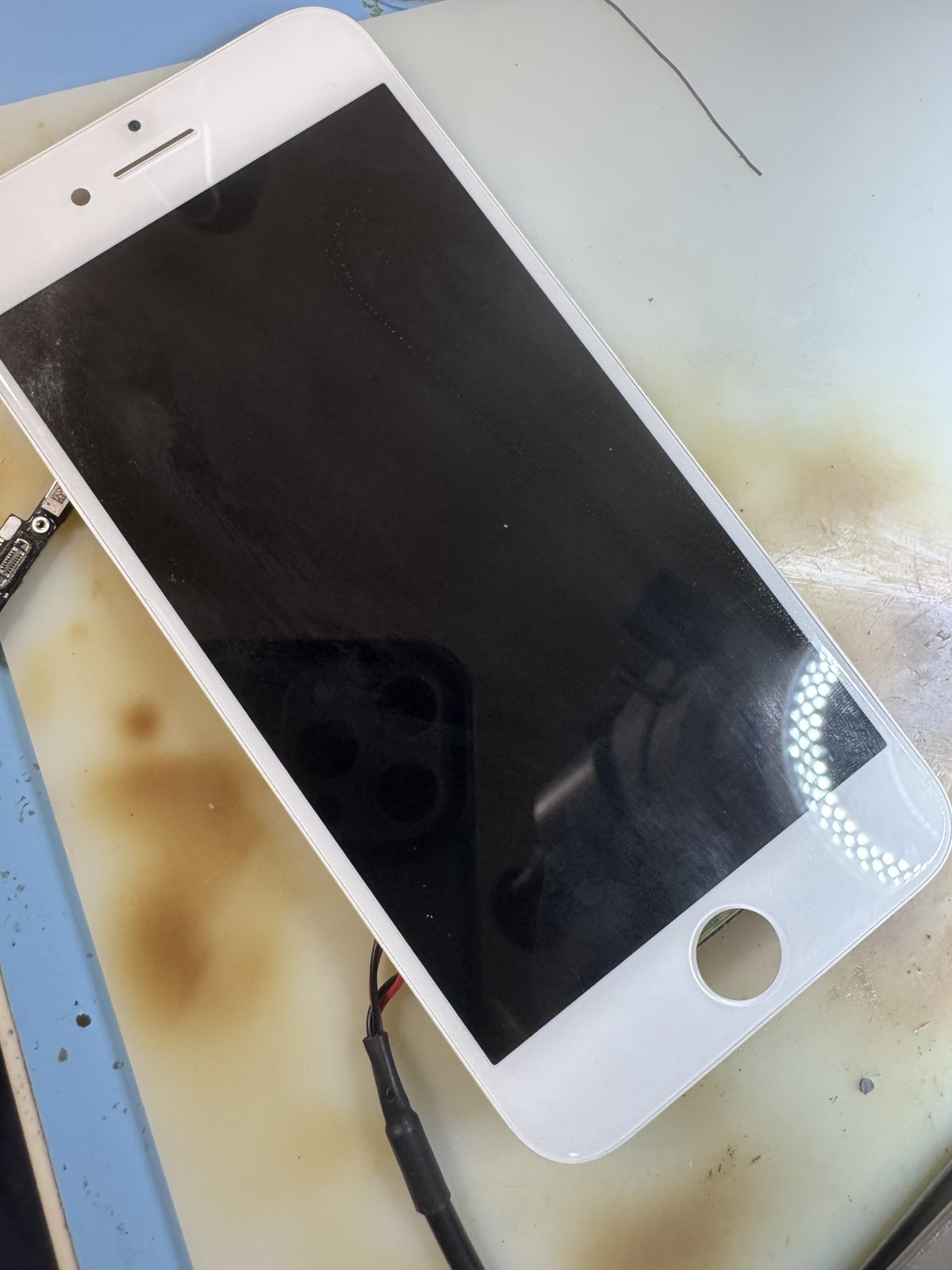 バックライトが点灯していないiPhone SE(第2世代)のディスプレイ