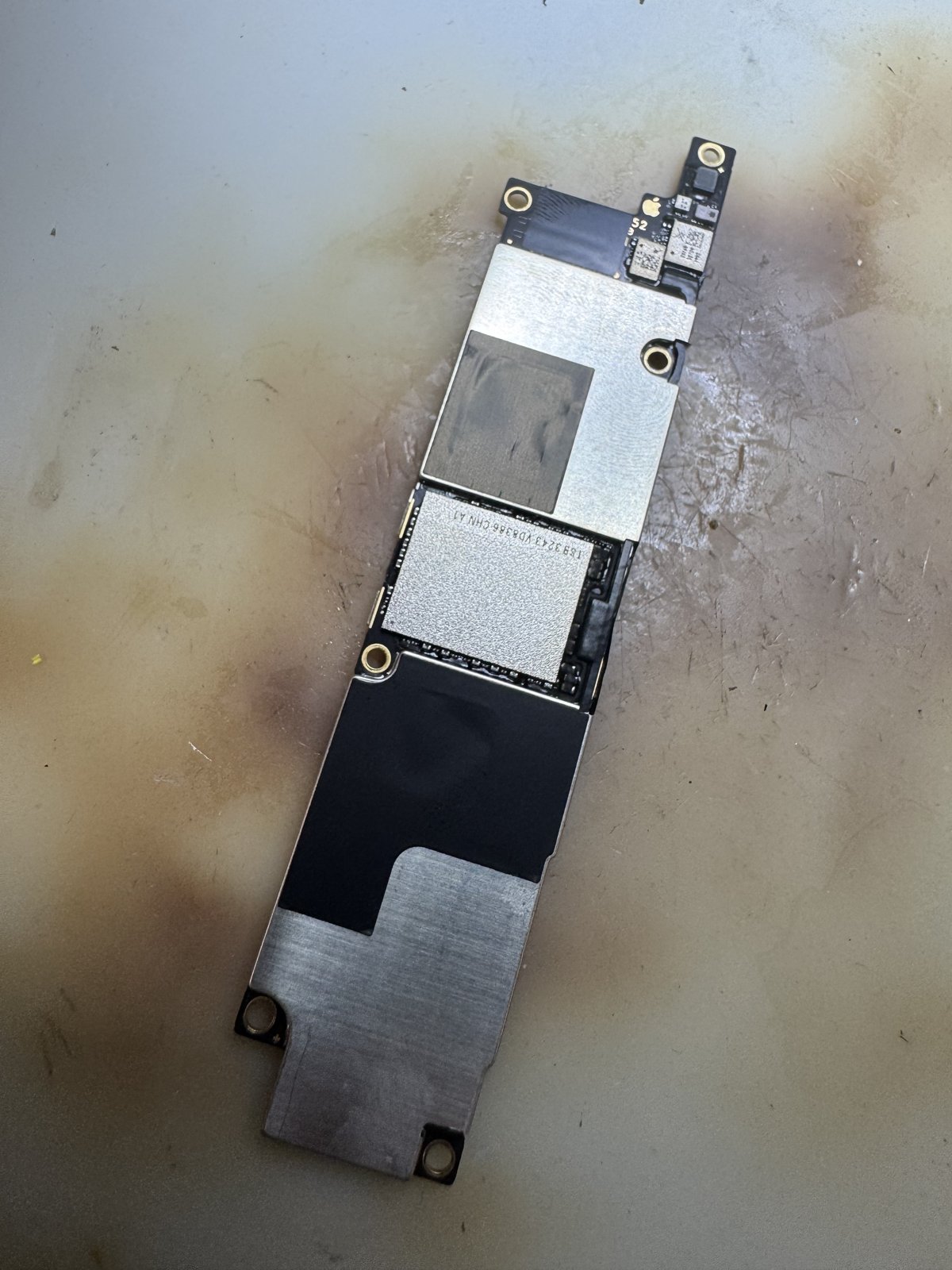 iPhone XRから取り出した基板の全体