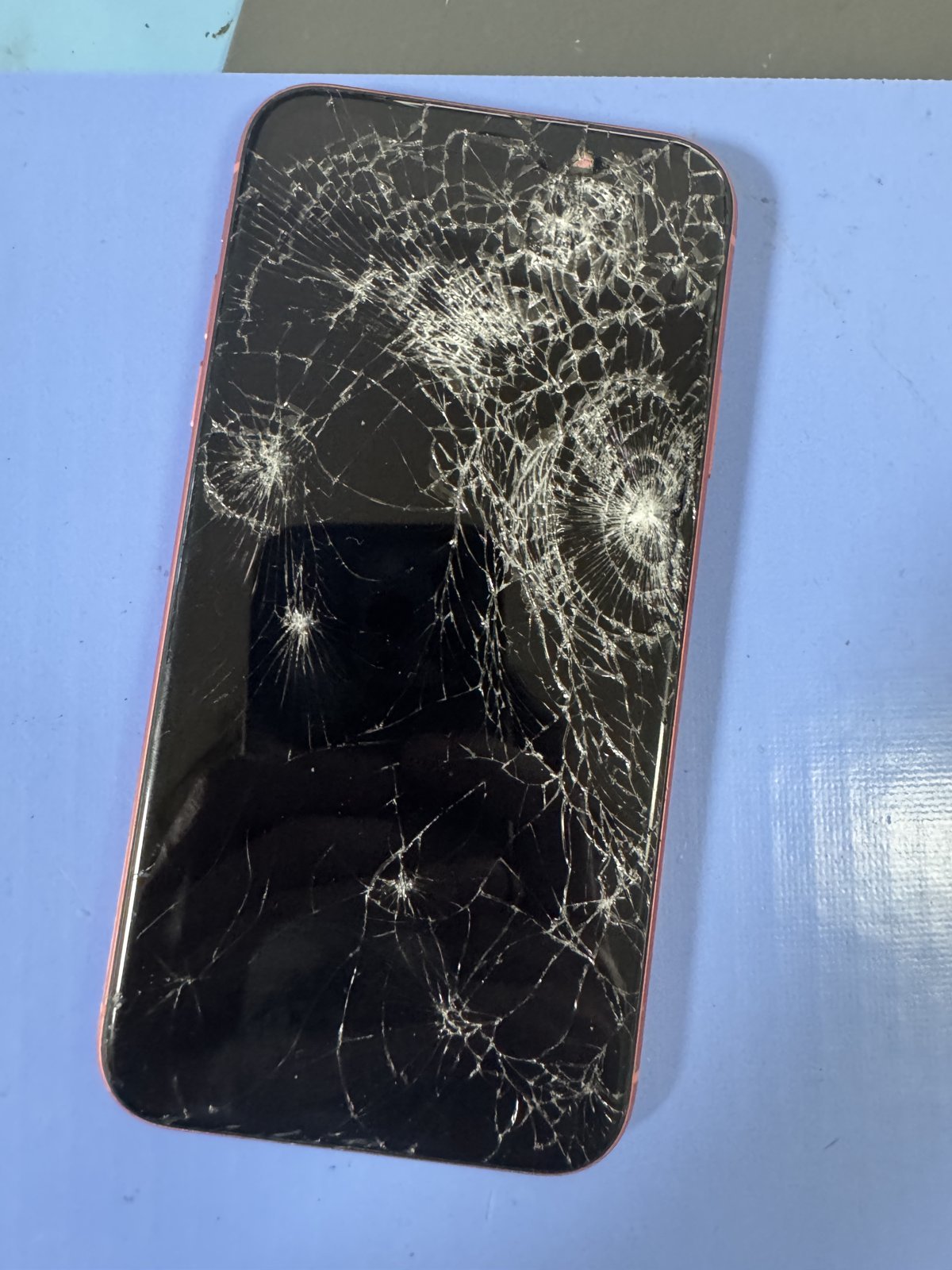 画面が粉々に割れた状態のiPhone XR