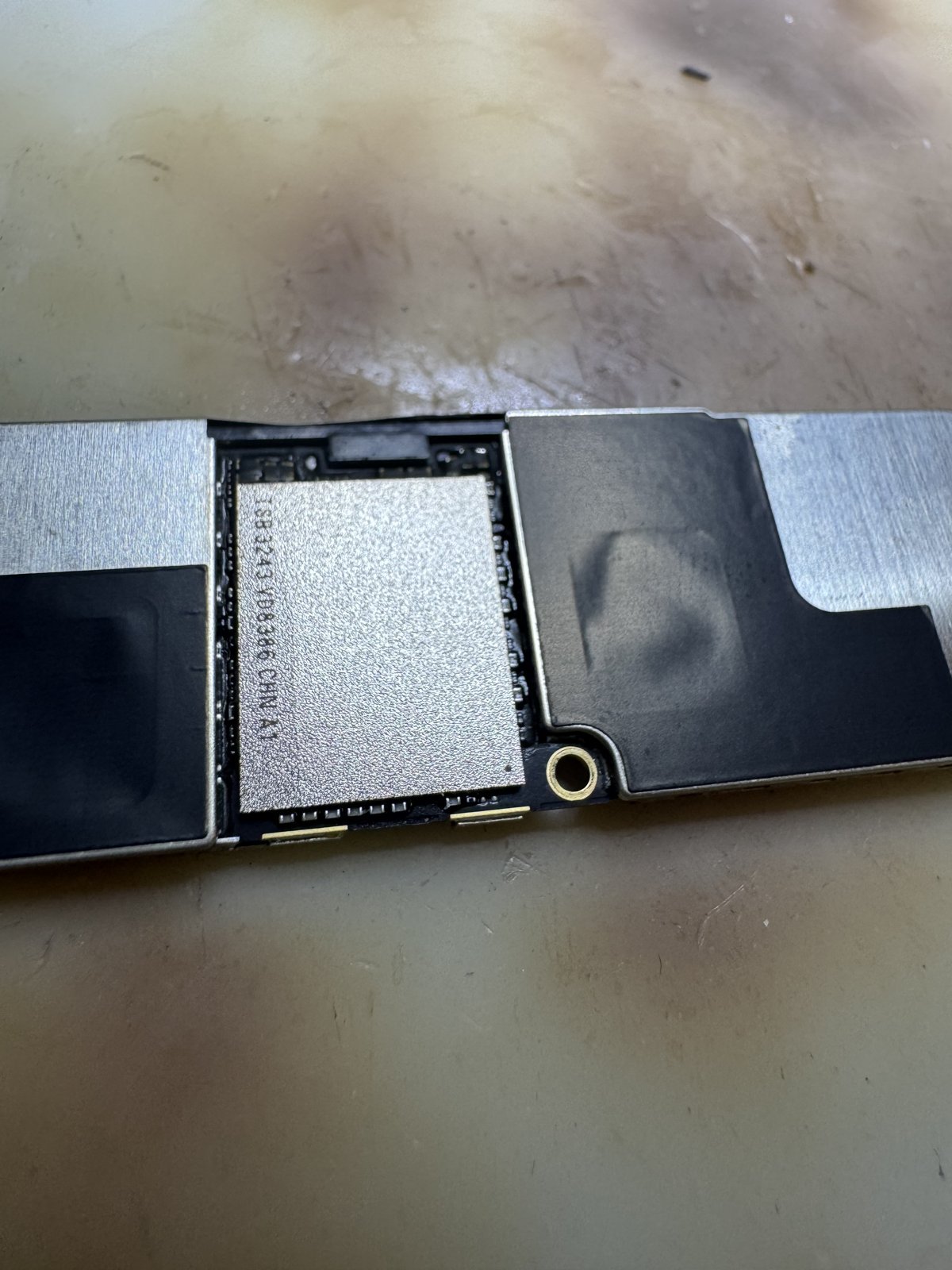 iPhone XR基板のNAND周辺の拡大