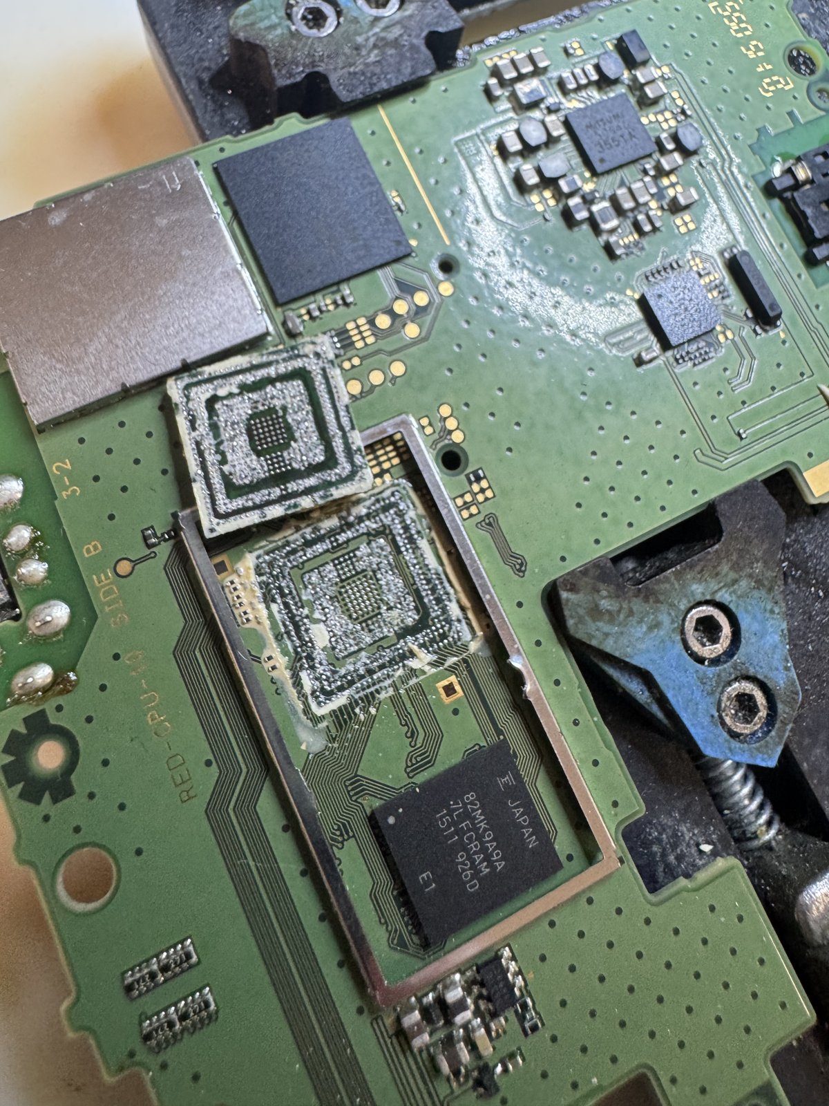 CPU取り外し後のNew3DS LLの基板と取り外したCPU