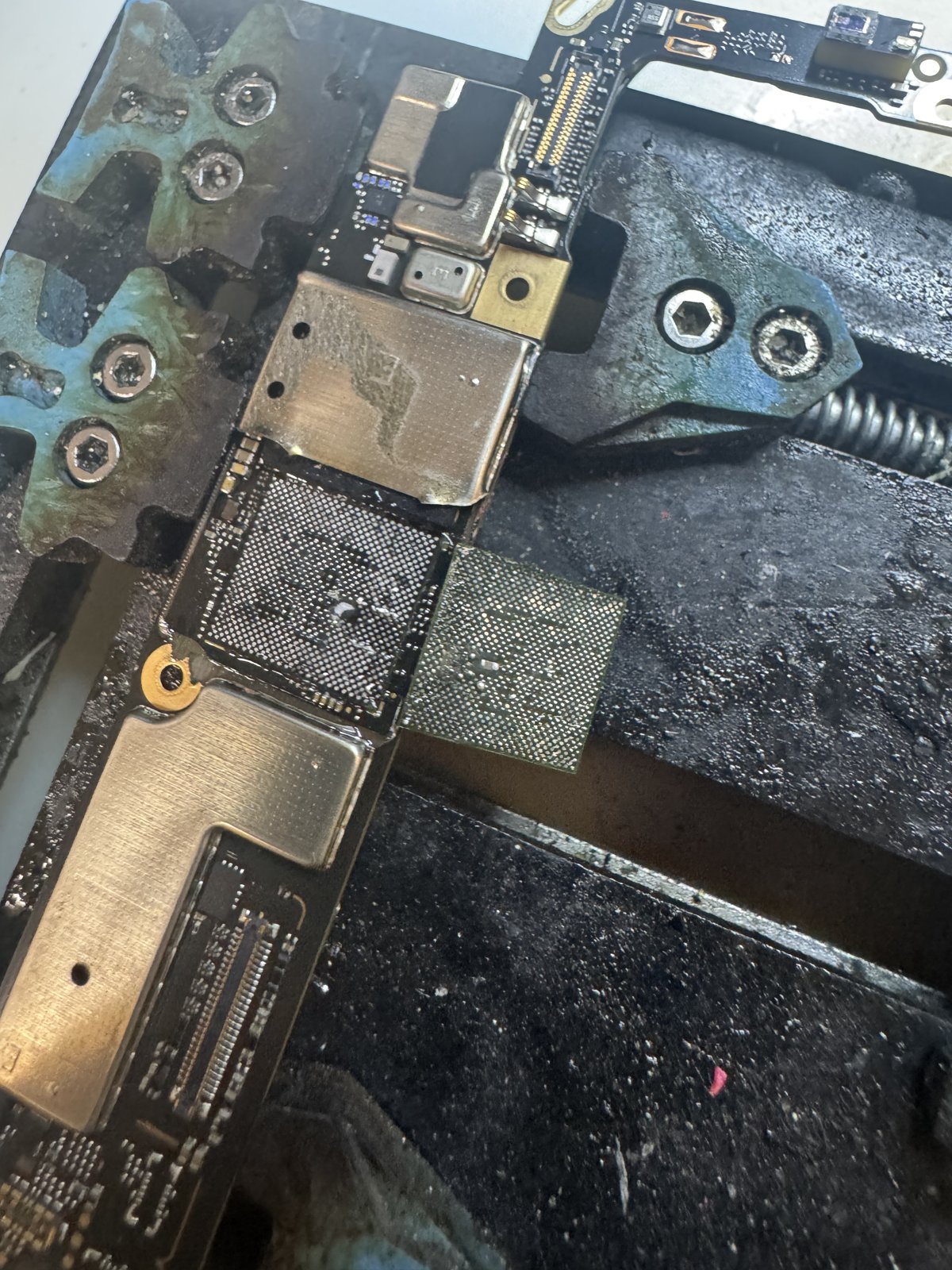 CPUを取り外した基板と、脇に置いた取り外したCPU
