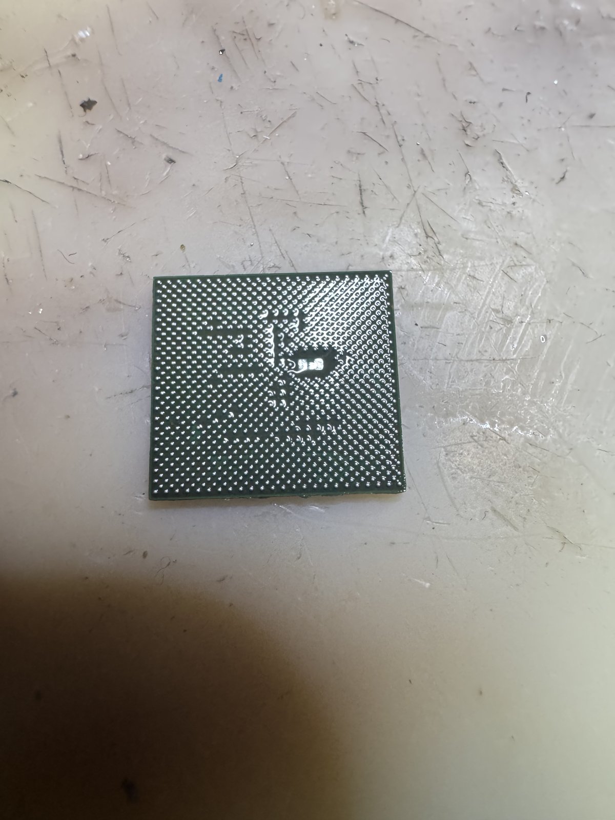 はんだボールを形成した後（取り付け直前）のCPU