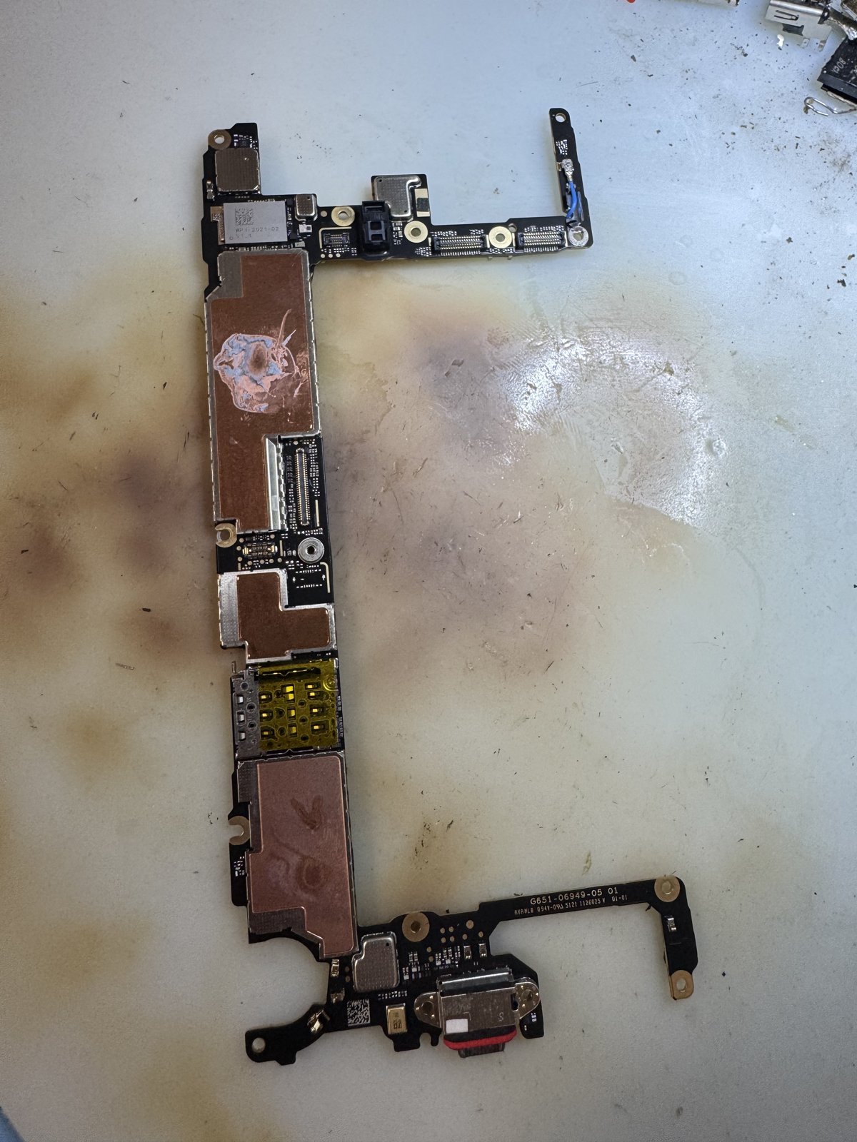 Pixel 6a（GX7AS）から取り出した基板の全体。大部分が銅色のシールドで覆われている