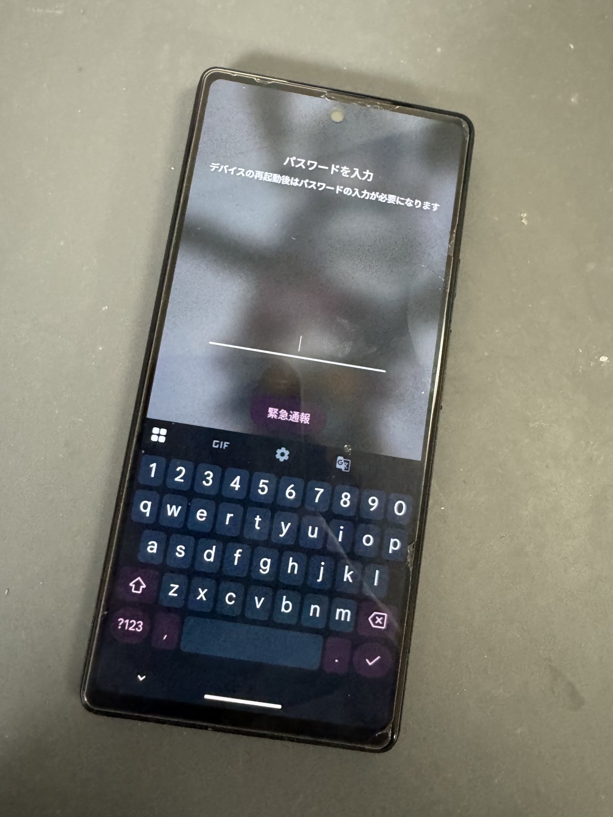 処置後に起動し、パスワード入力画面が表示されたPixel 6a（GX7AS）本体
