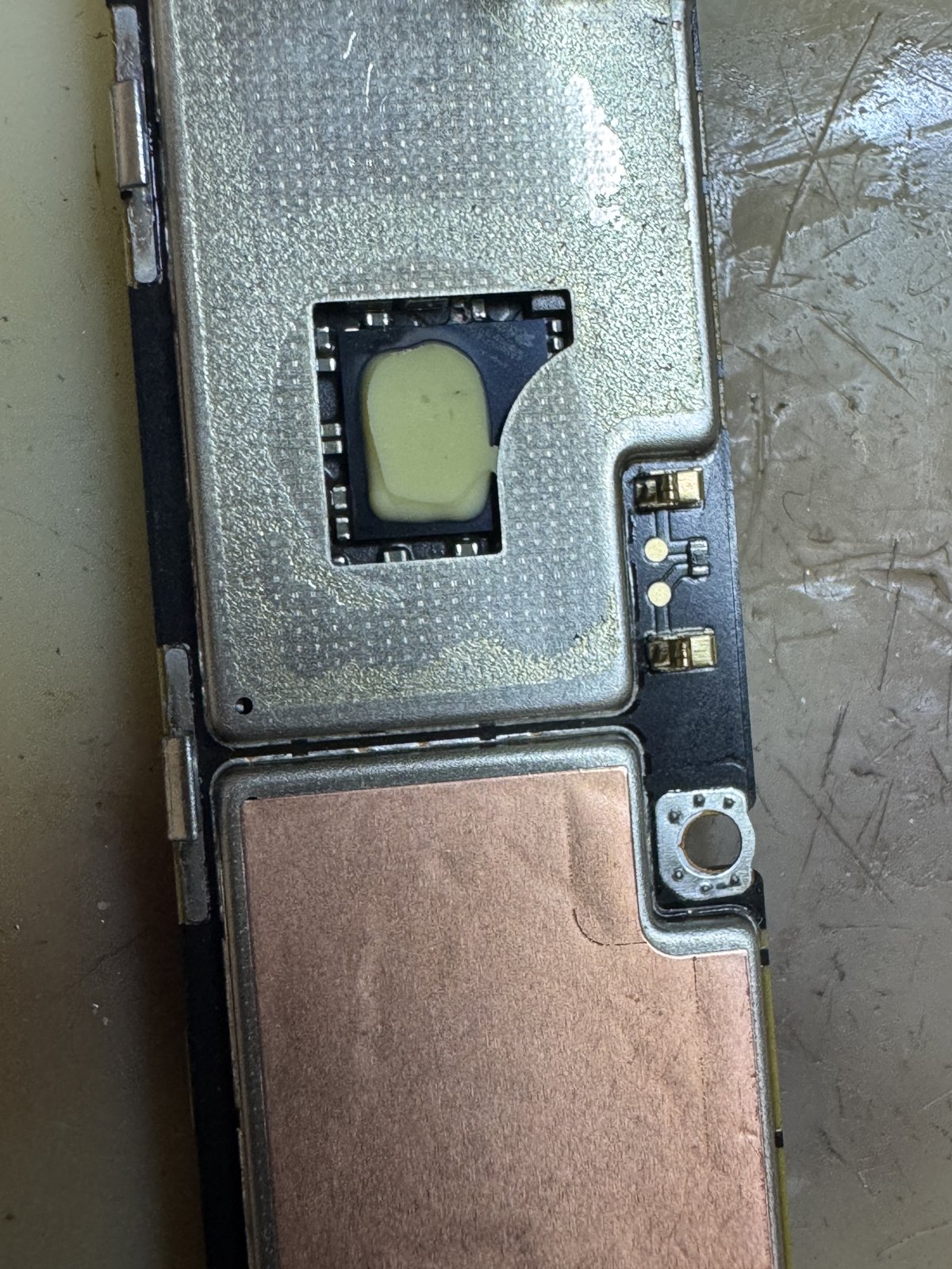 処置後のPixel 6a基板。ショートしていたコンデンサを除去した箇所のシールド周辺