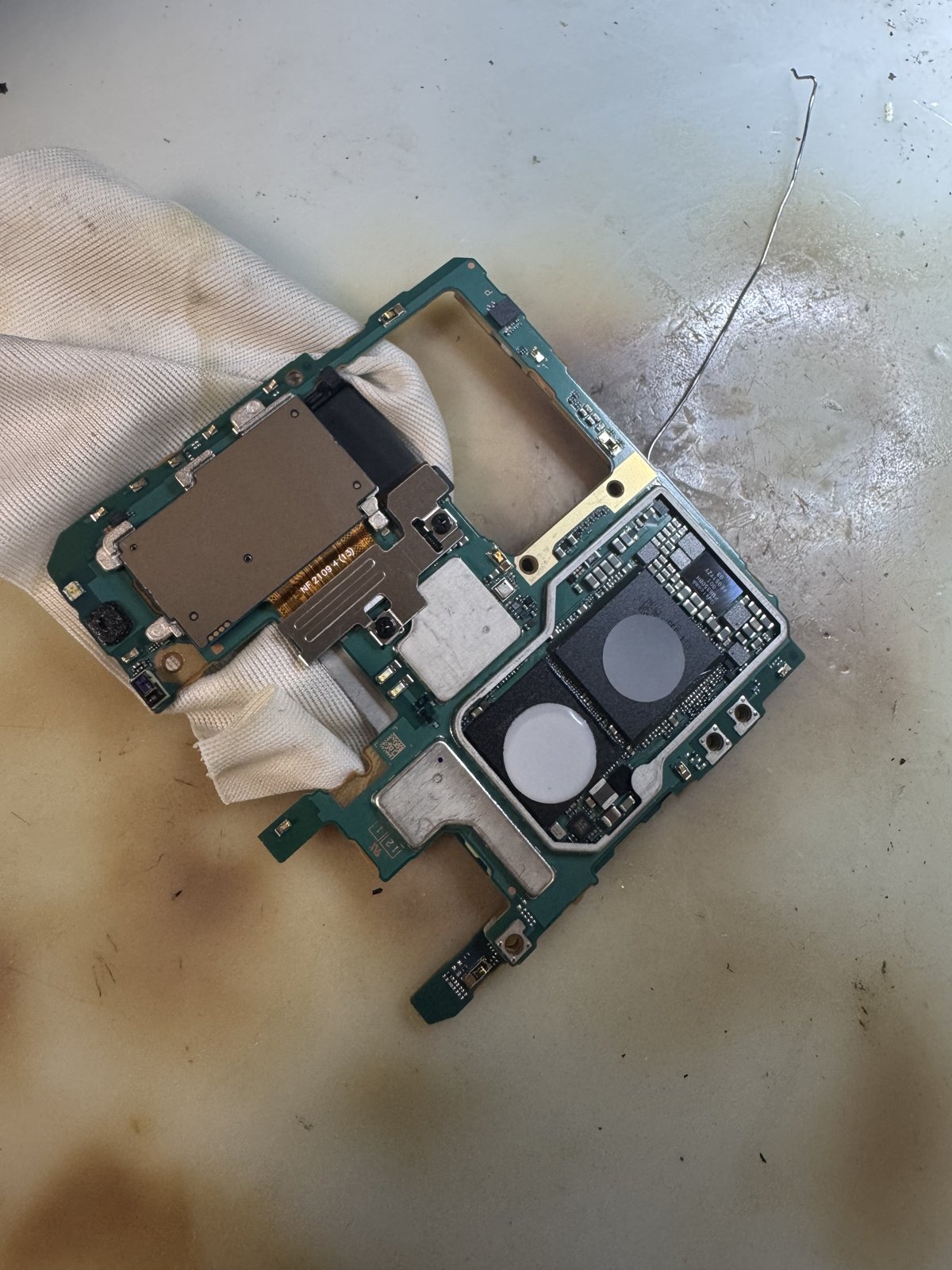 取り出したXperia 1 IIIの基板全体